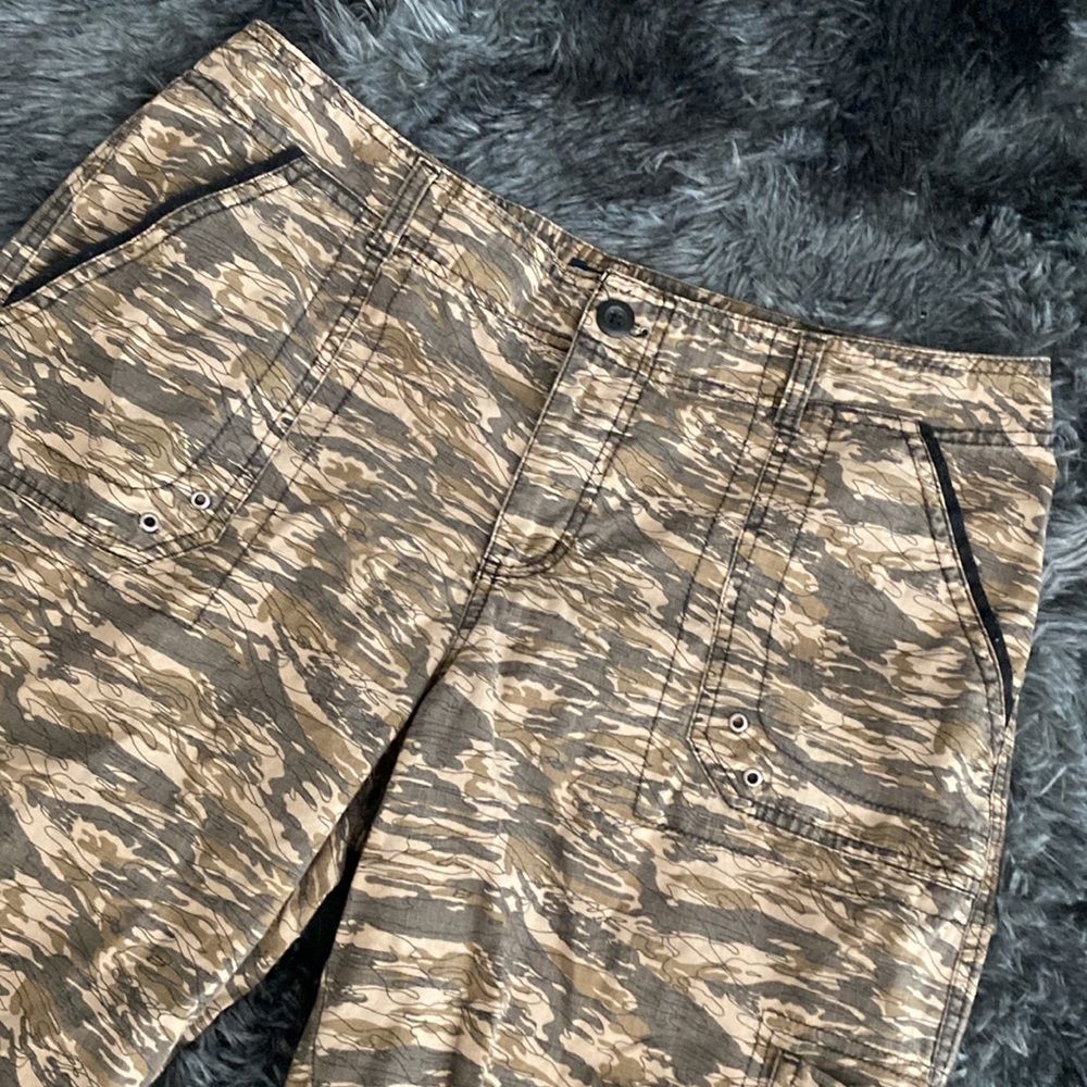 Camo print cropped cargo-style pants - Picture 2 of 16